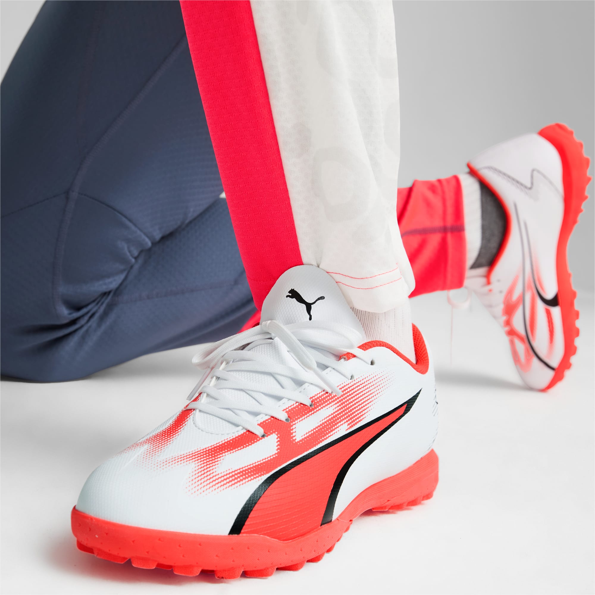 Puma Ultra Play Erkek Beyaz Halı Saha Ayakkabısı (107528-01)