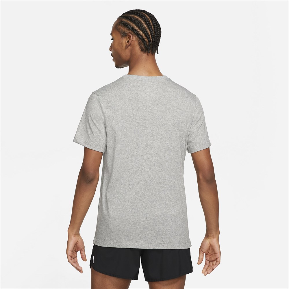 Nike Dri-FIT Erkek Koyu Gri Koşu Tişörtü (CW0945-063)